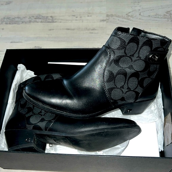 Coach Fall/Winter booties! 🍂❄️🍃 - Picture 1 of 10